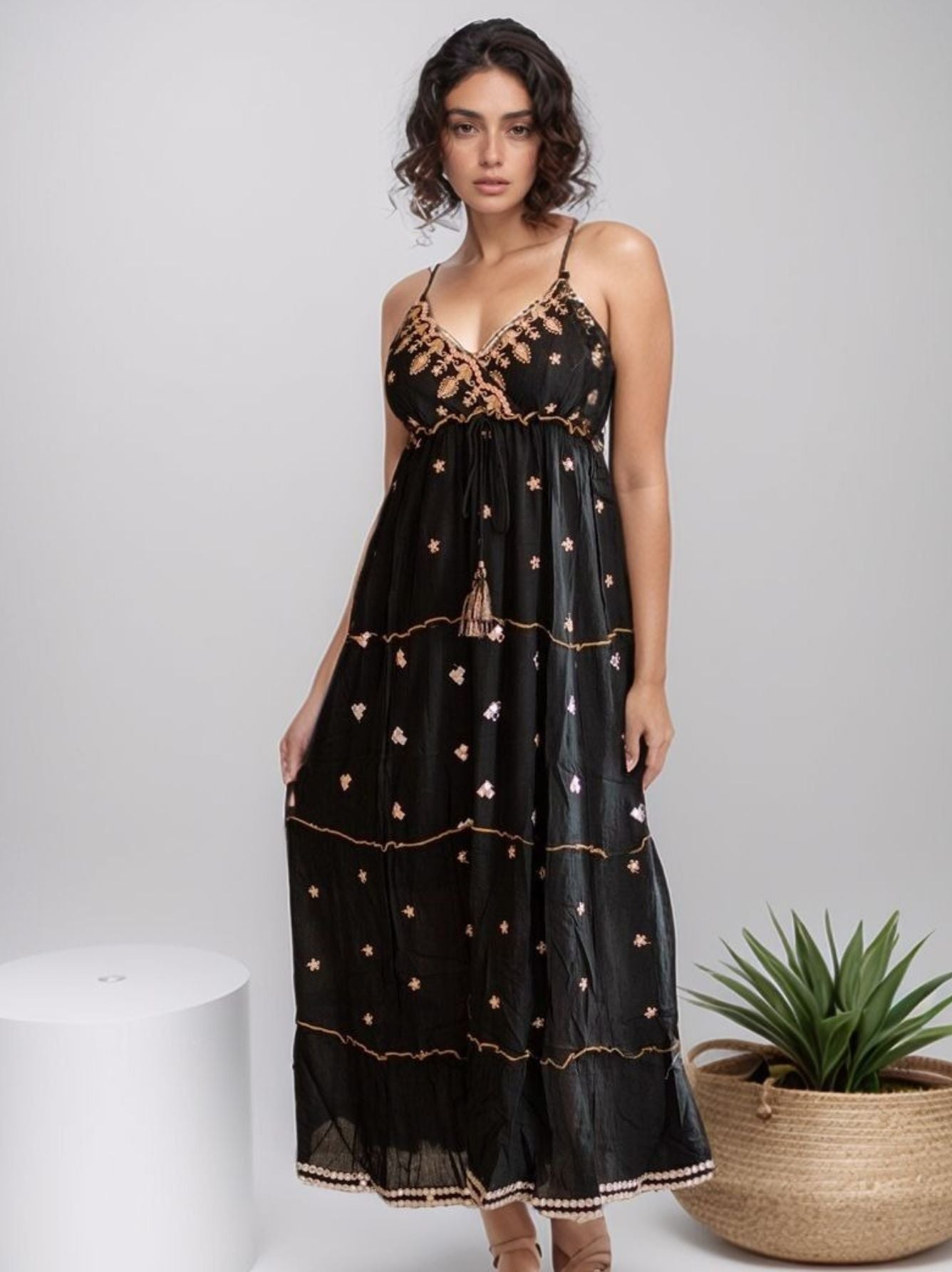 Vestido longo bordado com alça