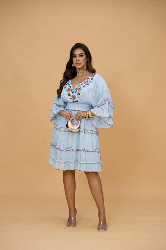 Vestido com Bordado Floral e Babados