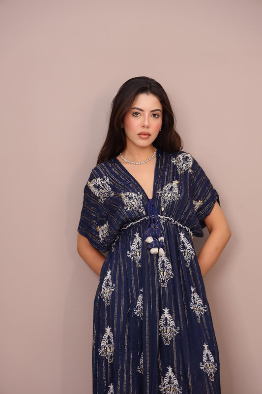 Vestido longo bordado manga morcego